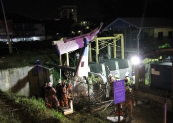 KEADAAN pesawat ringan yang terhempas di Jalan Sultan Nazrin Shah berhampiran Medan Gopeng di Ipoh semalam. - UTUSAN/MUHAMAD NAZREEN SYAH MUSTHAFA
