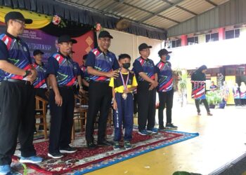 TAKIYUDDIN Hassan, (tengah) menyampaikan medal kepada pemenang pada Majlis Perasmian Kejohanan Olahraga Tahunan Peringkat Sekolah Tahun 2022 di Sekolah Kebangsaan (SK) Islah, Kota Bharu, Kelantan hari ini.-UTUSAN/ROSMIZAN RESDI