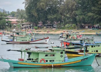 SEBAHAGIAN bot nelayan di pelabuhan perikanan yang cetek dan sempit di Chendering, Kuala Terengganu. – UTUSAN/PUQTRA HAIRRY ROSLI