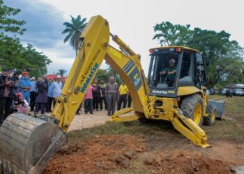 MUHAMMAD Sanusi Md. Nor melakukan gimik perasmian pada majlis pecah tanah tapak rumah ganti untuk mangsa tragedi kepala air dan banjir lumpur Kampung Iboi di Desa Keda Kampung Sadek, Kupang hari ini. - UTUSAN/ SHAHIR NOORDIN