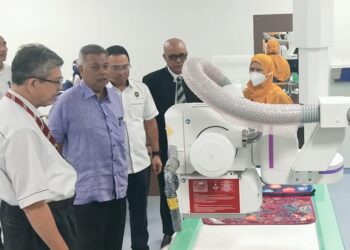 AHMAD Said (dua kiri) diberi penerangan mengenai kelengkapan peralatan perubatan
di Hospital Pengajar UniSZA, Kuala Nerus, Terengganu, hari ini. - UTUSAN/TENGKU DANISH BAHRI TENGKU YUSOFF