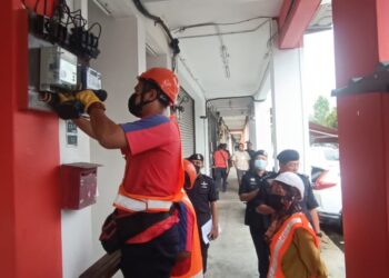 PEGAWAI TNB memotong bekalan elektrik sebuah premis di Taman Semabok Perdana, Melaka yang disyaki menjalankan kegiatan judi dalam talian dalam operasi bersepadu bersama JSJ IPK Melaka.
