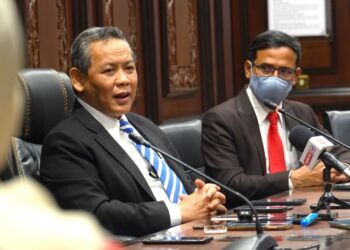 AMINUDDIN Harun dalam sidang akhbar selepas mempengerusikan Mesyuarat Mingguan Exco Kerajaan Negeri di Seremban hari ini. - UTUSAN/BADRUL HAFIZAN MAT ISA
