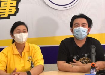 LEE Kar Meng (kanan) dalam sidang akhbar di  Pusat Penyelaras  MCA Ipoh Barat di Ipoh hari ini. - UTUSAN/LIYANA RAMLI