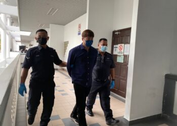 TERTUDUH diiring keluar anggota polis selepas mengaku bersalah merusuh sehingga mendatangkan kecederaan dengan menggunakan senjata di Mahkamah Sesyen, Ayer Keroh, Melaka.
