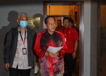 AHMAD Maslan menunjukkan kenyataan akhbar selepas menghadiri mesyuarat Ahli Majlis Tertinggi UMNO di Menara Dato Onn. - UTUSAN/SHIDDIEQIIN ZON