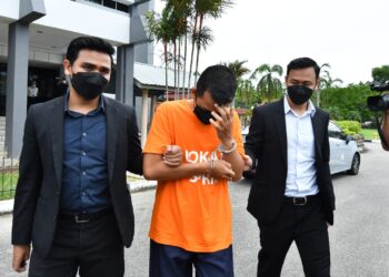 PENJAWAT awam (tengah) yang disyaki menerima rasuah sebanyak RM35,000 dibawa keluar dari Mahkamah Majistret Kuala Terengganu, hari ini.