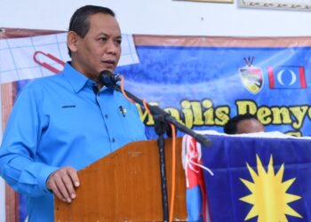 AMINUDDIN Harun sewaktu berucap pada Majlis Penyampaian Bantuan Anak Sekolah Peringkat Dewan Undangan Negeri (DUN) Sikamat di Balai Raya Taman Desa Rhu, Sikamat, Seremban hari ini.