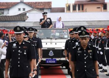 MIOR Faridalathrash Wahid dan Nor Qhadhijah Abdul Wahab menaiki kenderaan khas dalam majlis meraikan  persaraan beliau di IPK Perak di Ipoh hari ini. - - UTUSAN/MUHAMAD NAZREEN SYAH MUSTHAFA