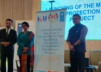 RUJI Ubi (kiri) dengan Kanni Wignaraja (tengah) dan Niloy Banerjee (kanan) pada pelancaran Projek Perlindungan Sosial Malaysia di Putrajaya hari ini. - UTUSAN/AMREE AHMAD