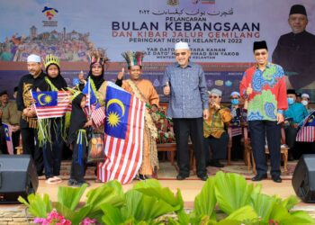 AHMAD Yakob (dua kanan) bersama masyarakat Orang Asli semasa Majlis Pelancaran Bulan Kebangsaan dan Kibarkan Jalur Gemilang Peringkat Negeri Kelantan di Stadium Sultan Muhammad IV, di sini, Kota Bharu, Kelantan hari ini. -UTUSAN/KAMARUL BISMI KAMARUZAMAN