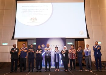 KETUA Setiausaha Kementerian Perdagangan Dalam Negeri dan Hal Ehwal Pengguna (KPDNHEP), Datuk Azman Mohd Yusof (Tengah) dan Pengarah Negara Meta di Malaysia, Nicole Tan (enam dari kanan) di majlis pelancaran #TakNakScam. - IHSAN META MALAYSIA