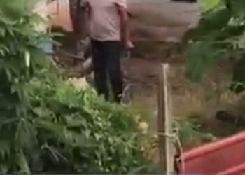 TANGKAP layar seorang lelaki melakukan ugutan sambil memegang parang yang tular dalam media sosial hari ini. - UTUSAN-MEDIA SOSIAL