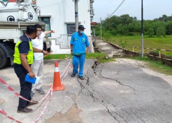 KAKITANGAN IWK dan SPAN meninjau kerosakan jalan raya dan struktur tanah di Jalan AKP 5 dan Jalan AKP 3, Taman Ayer Keroh Permai, Melaka. - UTUSAN/AMRAN MULUP