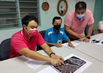 KERK Chee Yee (duduk, tengah) menunjukkan cadangan sistem perparitan oleh pemaju kepada pemberita dalam sidang akhbar di Bukit Beruang, Melaka. - UTUSAN/MUHAMMAD SHAHIZAM TAZALI