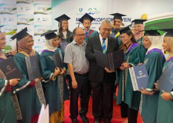 YUSERRIE Zainuddin (depan, empat dari kanan) dan graduan yang akan menerima anugerah bersempena Majlis Konvokesyen ke-16 UMP yang akan diadakan di Dewan Kompleks Sukan UMP Gambang, di Kuantan, Pahang. - UTUSAN/NORHAFIZAN ZULKIFLI