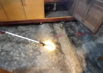 PASUKAN bomba menangkap ular senduk dalam sebuah makmal dekat SMK Dato' Haron, Tanjong Karang di Kuala Selangor, Selangor, hari ini.