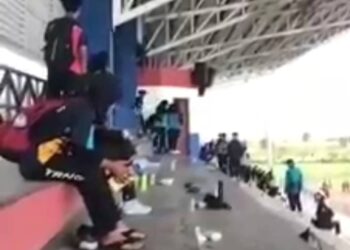 TANGKAP layar rakaman menunjukkan dua pelajar perempuan bergaduh di sebuah stadium di Kluang yang tular sejak semalam.