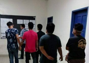 SUSPEK dibawa ke Mahkamah Majistret untuk mendapatkan perintah tahanan reman di Kota Bharu, Kelantan hari ini.-IHSAN KPDNHEP KELANTAN