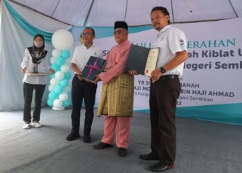 MOHD. Yusof Ahmad (dua dari kanan) menyerahkan sijil pengesahan arah kiblat kepada Nizar (dua dari kiri) dan pengusaha Stesen Minyak Petronas Senawang 2, Sahar Ambia.