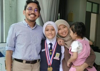 MARYAM Muzamir (dua dari kiri) bersama dua pingat emas yang dimenanginya dalam The 22nd Annual British Invention Show Awards 2022.