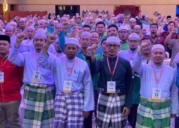 MUHAMMAD Khalil Abdul Hadi (dua dari kanan) selepas merasmikan persidangan Muktamar Dewan Pemuda Pas Kelantan di Tok Bali, Pasir Puteh, Kelantan hari ini. UTUSAN/TOREK SULONG