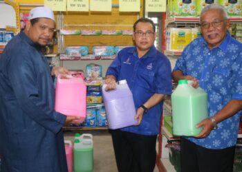 ABDUL FATTAH  Abdullah (tengah) menunjukkan produk yang dijual di kedai Koperasi Al Furqan Paya Pulai di Temerloh, Pahang. - UTUSAN/ SALEHUDIN MAT RASAD