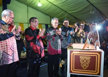 YANG Dipertua Negeri, Tun Mohd. Ali Mohd. Rustam (tiga dari kiri) dan Santhara Kumar (empat dari kiri) ketika Majlis Perasmian Malam Gala Magic Of The Night 2022 di Dataran Sungai Melaka, Bandar Hilir, Melaka.