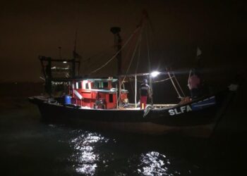 PASUKAN Maritim Malaysia Selangor memeriksa sebuah bot yang membawa tiga lelaki selepas disyaki menangkap ikan menggunakan pukat tarik tepi kira-kira 3.2 batu nautika perairan Jeram di Kuala Selangor, Selangor.