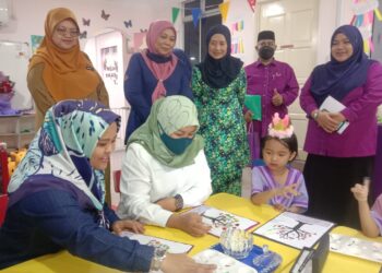 KHAIRIN-NISA ISMAIL (kanan) menyertai aktiviti bersama-sama kanak-kanak yang ditempatkan di Taska JCC di Jalan Datuk Mohd. Shah, Batu Pahat.