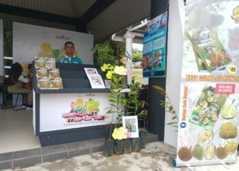 AHMAD Mustafa di gerai pameran Durian Premium Kampung dan inovasi kaedah cantuman pantas 'Millions Of Seedling' di tapak Pavilion Negeri Pahang MAHA 2022.
