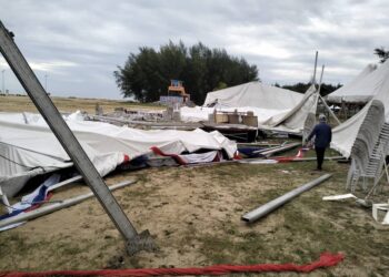 BEBERAPA buah khemah Program Bekwoh Keluarga Malaysia Rakyat Tumpat tumbang selepas dipukul ribut pasir dalam kejadian di Pantai Geting, Tumpat, Kelantan kelmarin. -UTUSAN/ROHANA ISMAIL