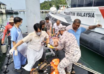 SEORANG daripada enam pemancing dihantar ke Hospital Sultanah Maliha akibat keletihan selepas bot mereka karam di perairan Pulau Timun, Langkawi.