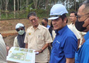 RADZI Jidin meninjau kawasan tapak SMK Bohor Jaya di Kampung Yooi, Jalan Ulu Melaka, Langkawi, hari ini. -UTUSAN/ NUR AMALINA AZMAN