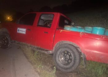 KENDERAAN pacuan empat roda dipandu Mohd Hairi Ramli terbabas ke dalam sawah padi berhampiran Jalan Sungai Baru Utan Aji, Kangar, Perlis selepas hilang kawalan dalam kejadian sekitar pukul 9 malam semalam.