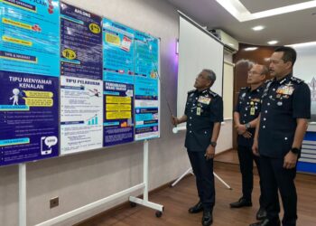 RAMLI Mohamed Yoosuf (kiri) menunjukkan carta modus operandi yang digunakan sindiket jenayah komersial dalam sidang akhbar khas di Ibu pejabat Polis Kontinjen Pahang di Kuantan, Pahang. - UTUSAN/ DIANA SURYA ABD WAHAB