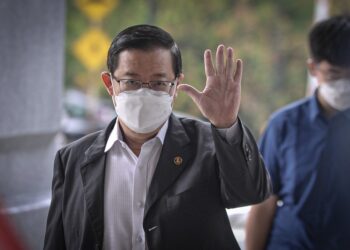 LIM Guan Eng hadir di Mahkamah Sesyen Kuala Lumpur bagi perbicaraan kes rasuah terowong dasar laut Pulau Pinang. - UTUSAN/FAIZ ALIF AHMAD ZUBIR