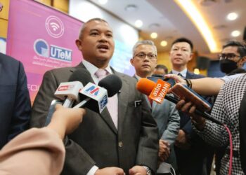 RAIS Yasin (kiri) bercakap kepada pemberita ketika sidang akhbar Simposium Belt and Road Initiative di Kampus Induk UTeM, Durian Tunggal, Melaka. - UTUSAN/MUHAMMAD SHAHIZAM TAZALI