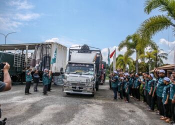 MOHAMAD Yaakob (depan, tiga dari kiri) melepaskan konvoi penghantaran bantuan 40 tan beras serta makanan kepada Maahad Tahfiz di Kedah di Pendang Lake Resort, di sini. -UTUSAN/SHAHIR NOORDIN