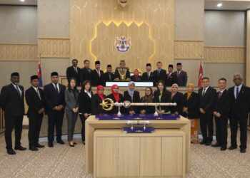 MOHD. HAFIZ AHMAD (tengah, atas) bergambar bersama-sama 24 Ahli Majlis MBIP yang baharu dilantik.