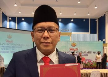 SHAHROL AZIZI AZMI menunjukkan watikah pelantikan sebagai Ahli Majlis MPK.