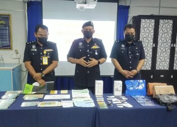 ZULKIFLI Mahmood (tengah) pada sidang akhbar kes kecurian peti besi di IPD Gerik hari ini. - UTUSAN