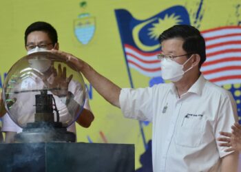 CHOW KON YEOW ketika merasmikan majlis pelancaran Bulan Kebangsaan dan Jalur Gemilang peringkat Pulau Pinang 2022 di Straits Quay, Tanjong Tokong, Pulau Pinang hari ini.