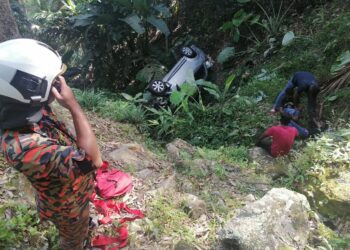 SERAMAI lima lelaki cedera ringan selepas kereta yang dinaiki mereka terbabas dan terjunam ke dalam gaung di kawasan berhampiran Titi Kerawang, Balik Pulau, Pulau Pinang hari ini.
