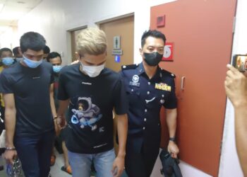 PENIAGA burger direman lima hari kerana meletakkan vape di mulut seorang bayi.