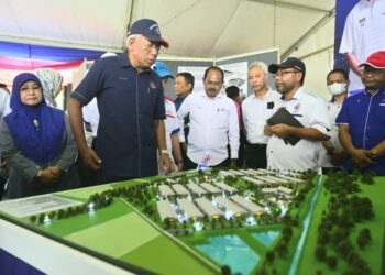 MAHDZIR Khalid (depan dua dari kiri) mendengar taklimat tentang projek pembinaan Kompleks Ternakan Ayam Pedaging Felcra Berhad di Kampung Tanjung Seratus di Rompin, Pahang. - UTUSAN/SHAIKH AHMAD RAZIF