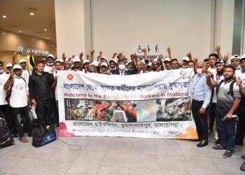 KUMPULAN pertama pekerja warga Bangladesh bagi sektor pembuatan tiba di Malaysia.