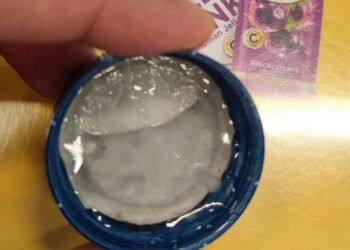 MAHADZIR Ithnin menunjukkan botol minyak enjin yang dibelinya mengandungi air.