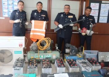 NORZAMRI Abd. Rahman (dua kanan) menunjukkan barang rampasan yang dicuri di enam tapak pembinaan projek Laluan Rel Pantai Timur (ECRL) dalam sidang akhbar di Ibu pejabat Polis Daerah Maran di Maran, Pahang. - UTUSAN/SALEHUDIN MAT RASAD