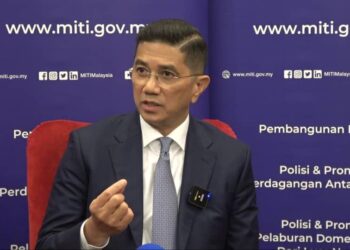 MOHAMED Azmin Ali dalam sidang akhbar selepas mempengerusikan mesyuarat jawatankuasa penyelarasan industri (JBI) di Kuantan, Pahang. - UTUSAN/DIANA SURYA ABD WAHAB